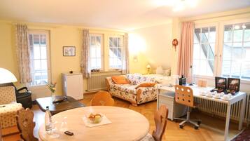 Departamento, para no fumadores | Ropa de cama hipoalergénica, escritorio, wifi gratis y ropa de cama