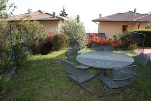 Outdoor dining - Tosca by Theater Home, with panoramic view and two parking spaces (Tignale)
