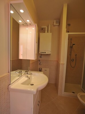 Dusche, Haartrockner, Handtücher