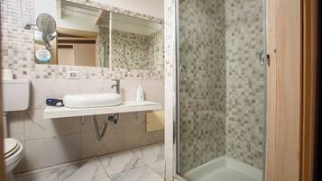 Dusche, Haartrockner, HandtĂŒcher, Seife