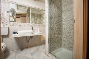 Regadera, secadora de cabello, toallas, jabón 