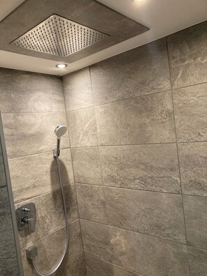 Dusche, Handtücher, Seife, Toilettenpapier