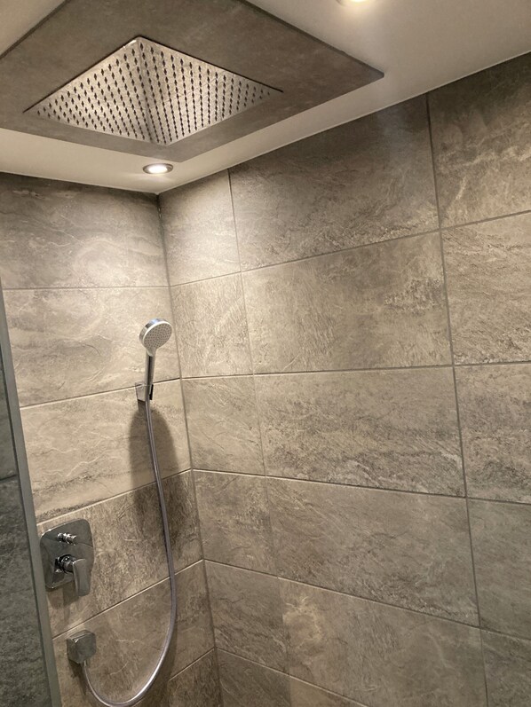 Dusche, Handtücher, Seife, Toilettenpapier