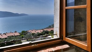 Une fenêtre donnant sur la mer et les collines lointaines.