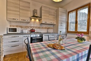 ث لاجة، ميكروويف، فرن، ماكينة لصنع القهوة/الشاي