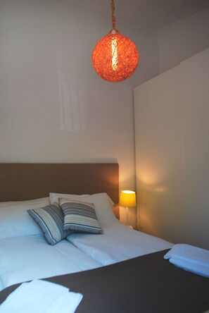 1 camera, ferro/asse da stiro, lenzuola