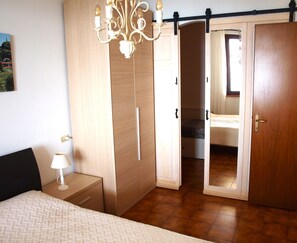 2 bedrooms, free WiFi, bed sheets - Il Patio - Theater Home, with big terrace and marvellous lake view (Tignale)