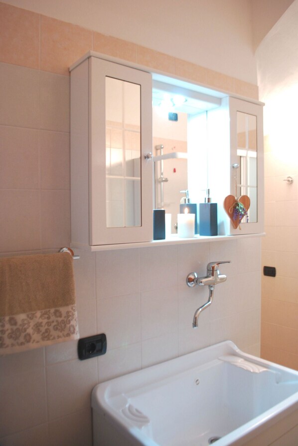 Een douche, een haardroger, handdoeken