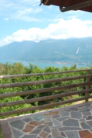 Property grounds - Villa Lago by Theater Home, with garage and beautiful lake view (Tignale)