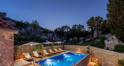 Villa Ane, sauna de infrarrojos, piscina privada, parque infantil, jardín mediterráneo.