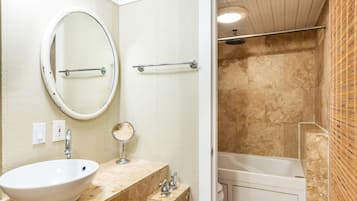 Combined shower/tub, hair dryer, towels