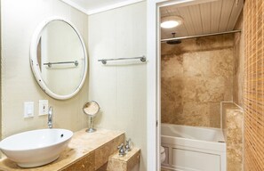 Combined shower/tub, hair dryer, towels