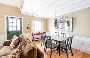 TV, books - Charming Lofted Cottage w/ King Bed and Easy Parking by Lucky Savannah (SAVANNAH)