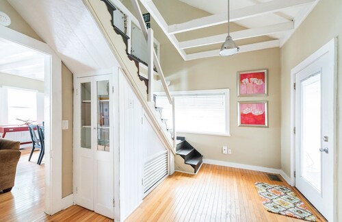 Charming Lofted Cottage w/ King Bed and Easy Parking by Lucky Savannah