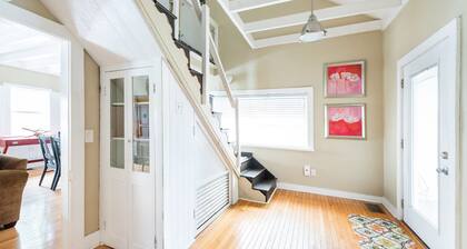 Charming Lofted Cottage w/ King Bed and Easy Parking by Lucky Savannah