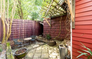 Terrace/patio - Charming Lofted Cottage w/ King Bed and Easy Parking by Lucky Savannah (SAVANNAH)