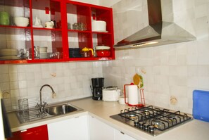 Frigorifero, macchina per tè/caffè, bollitore elettrico, tostapane