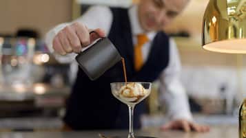 Una persona sirve una bebida en un vaso.