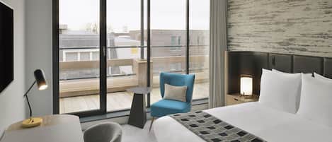 Executive Room, 1 King Bed, Balcony | 1 bedroom, in-room safe, desk, laptop workspace