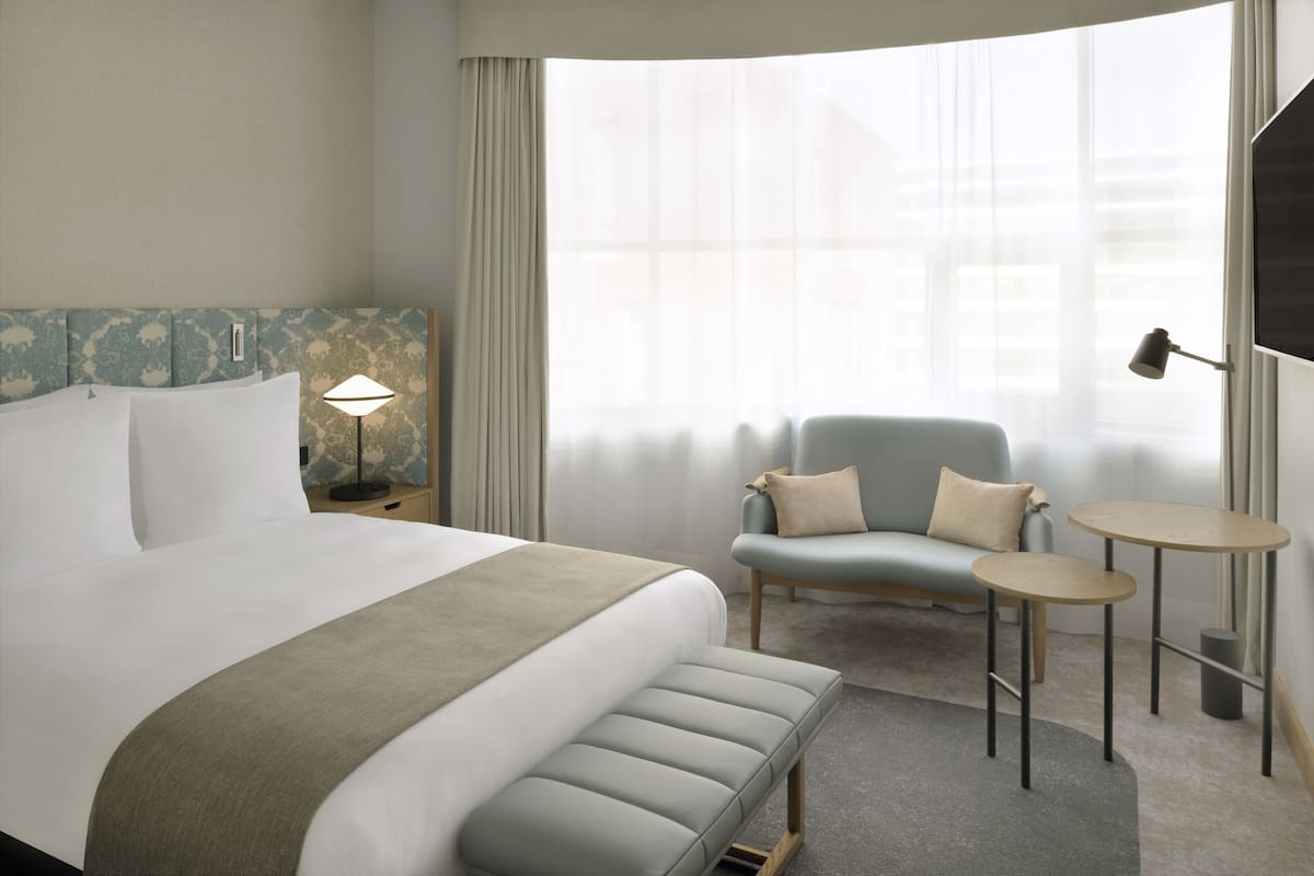 Classic Room, 1 Queen Bed | In-room safe, desk, laptop workspace, soundproofing