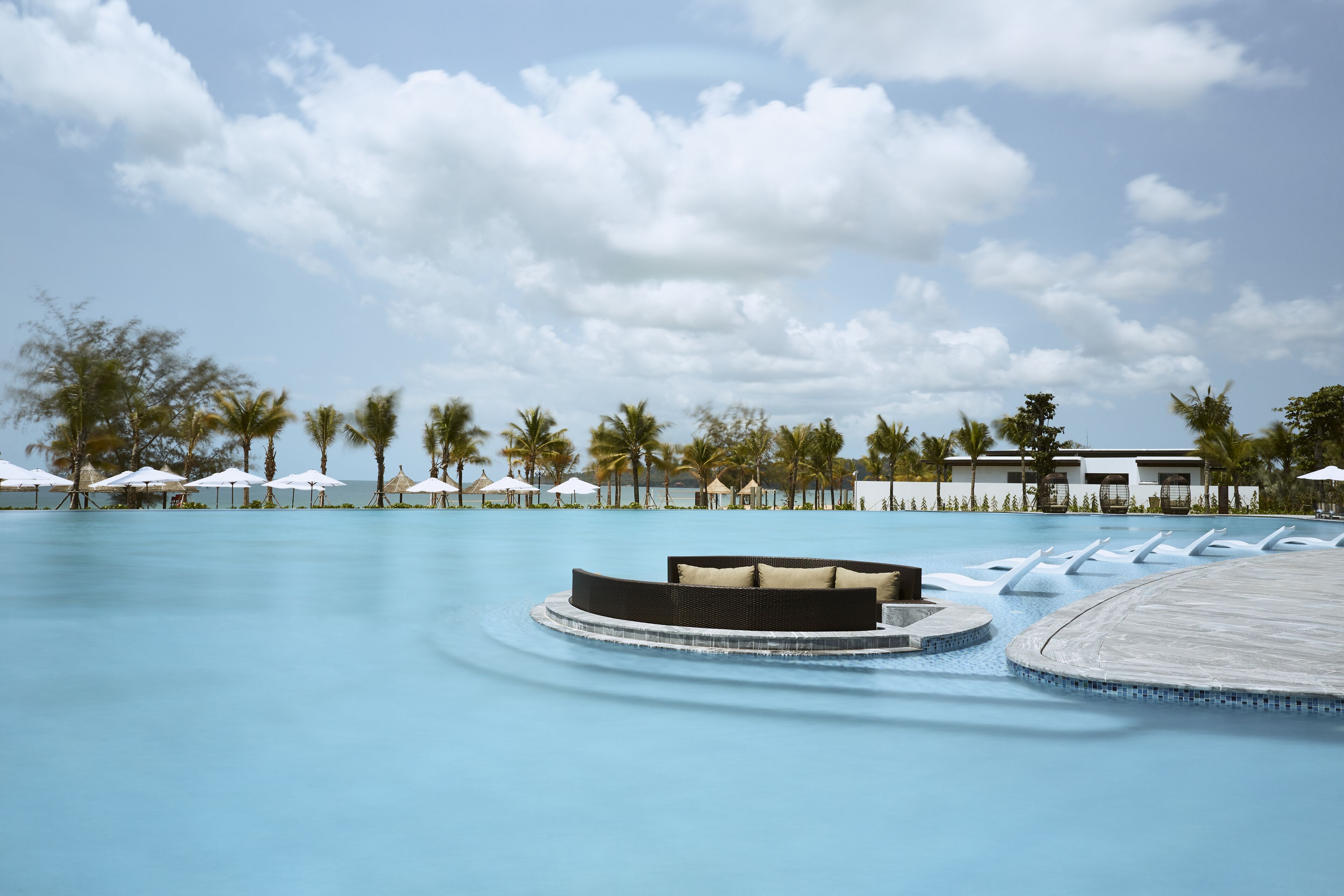 2 outdoor pools, open 7:00 am to 7:00 pm, pool loungers