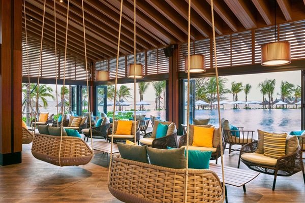 4 restaurants; breakfast, lunch and dinner served