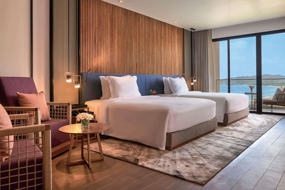 Habitación familiar, balcón (Deluxe) | Ropa de cama de alta calidad, edredón y minibar