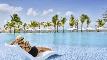 2 piscinas al aire libre, camas de piscina gratis, sombrillas