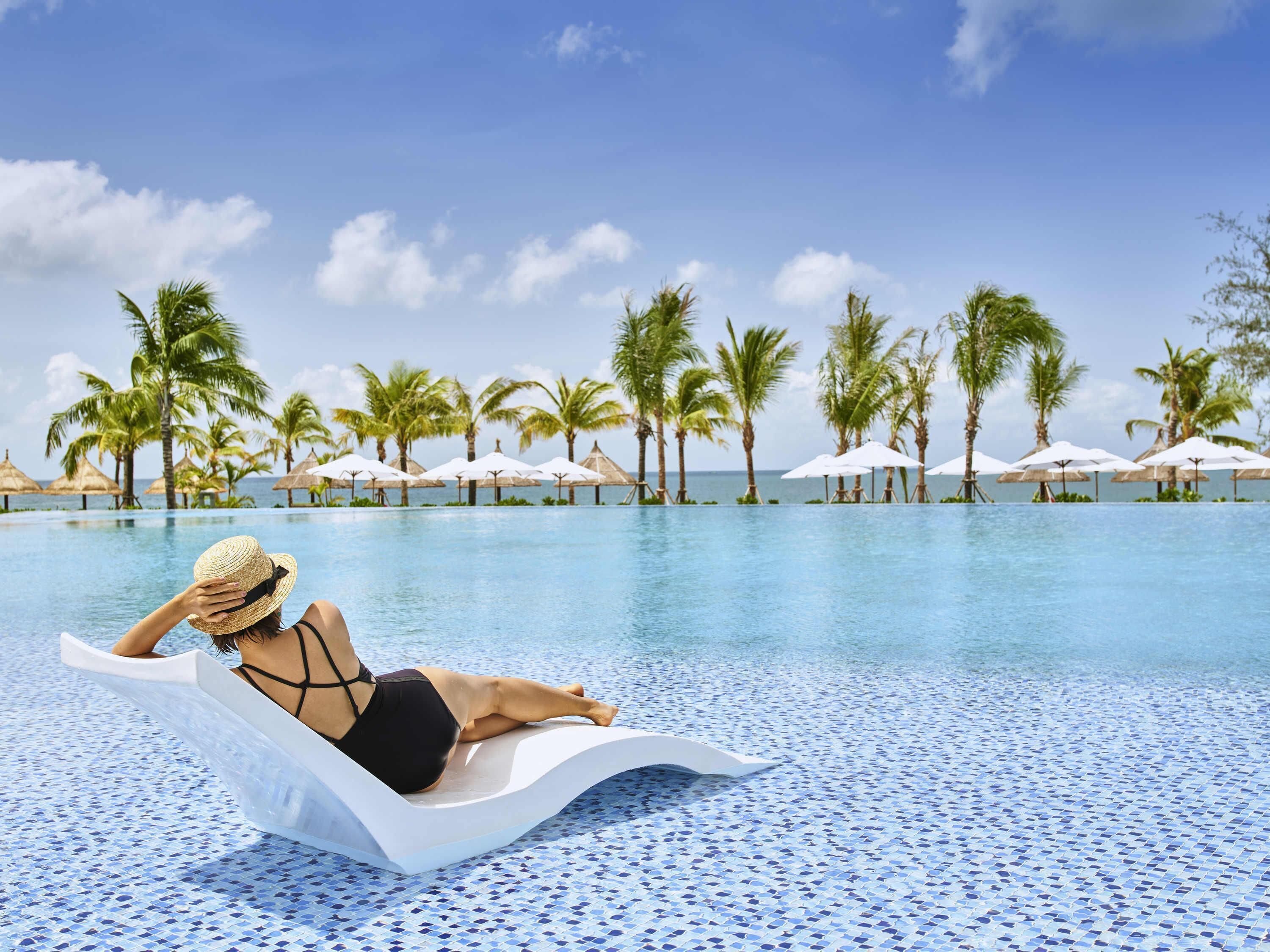 2 outdoor pools, open 7:00 AM to 7:00 PM, sun loungers