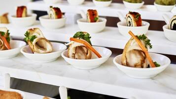 Daily buffet breakfast (VND 550000 per person)