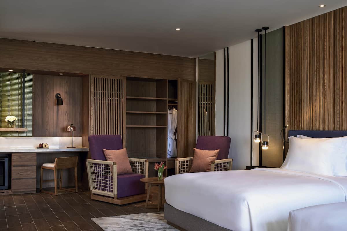 Camera familiare, balcone (Deluxe) | Biancheria da letto di alta qualità, copriletto in piuma, minibar