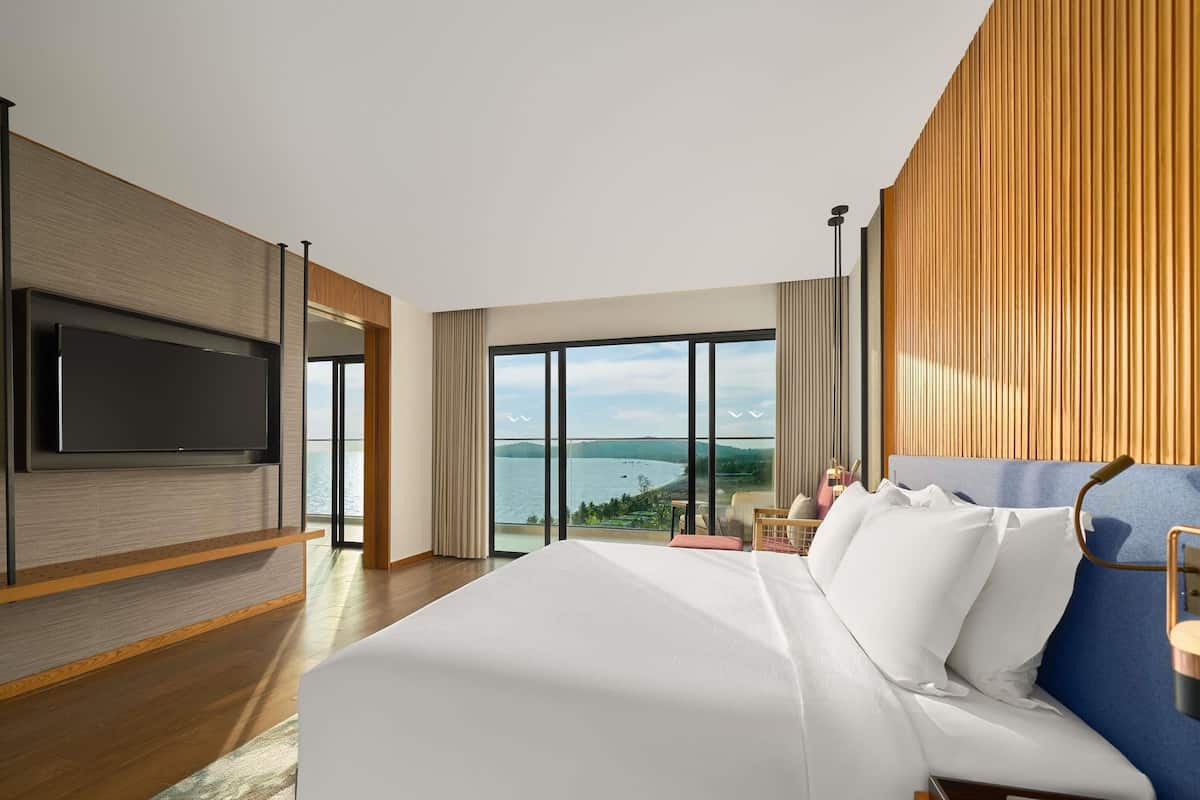 Suite, balcón, vista al mar | Ropa de cama de alta calidad, edredón y minibar