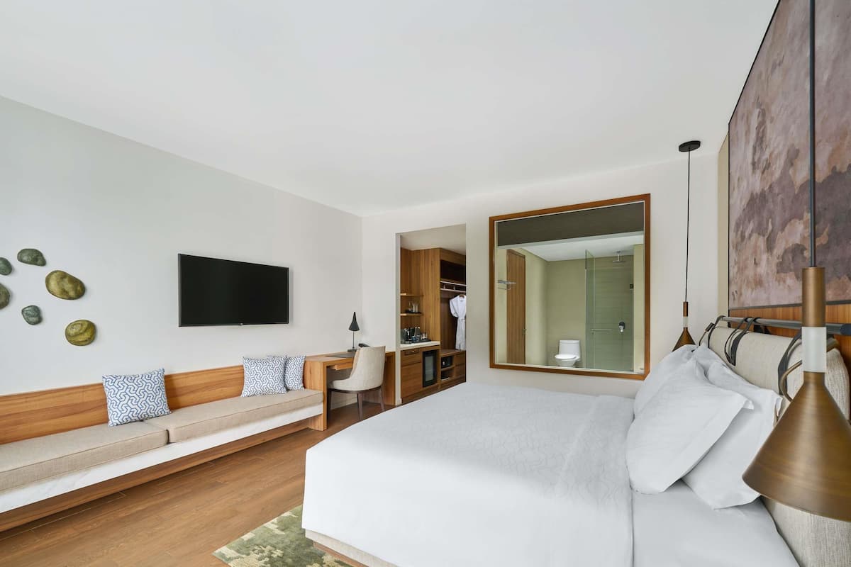 Habitación superior, 1 cama King size, balcón, vista al jardín | Ropa de cama de alta calidad, edredón y minibar