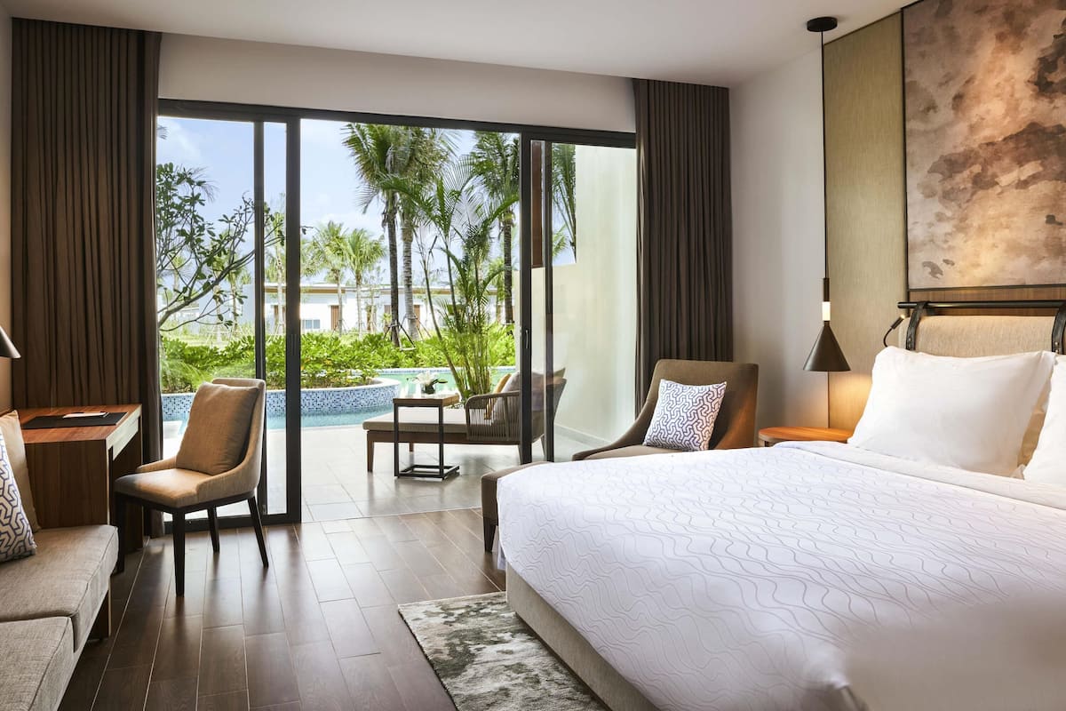 Superior Room, 1 King Bed, Pool Access | 1 bedroom, premium bedding, down comforters, minibar