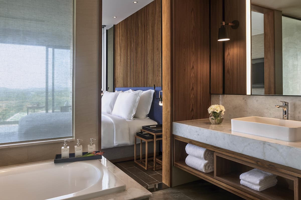 Suite, balcone, vista mare | Biancheria da letto di alta qualità, copriletto in piuma, minibar