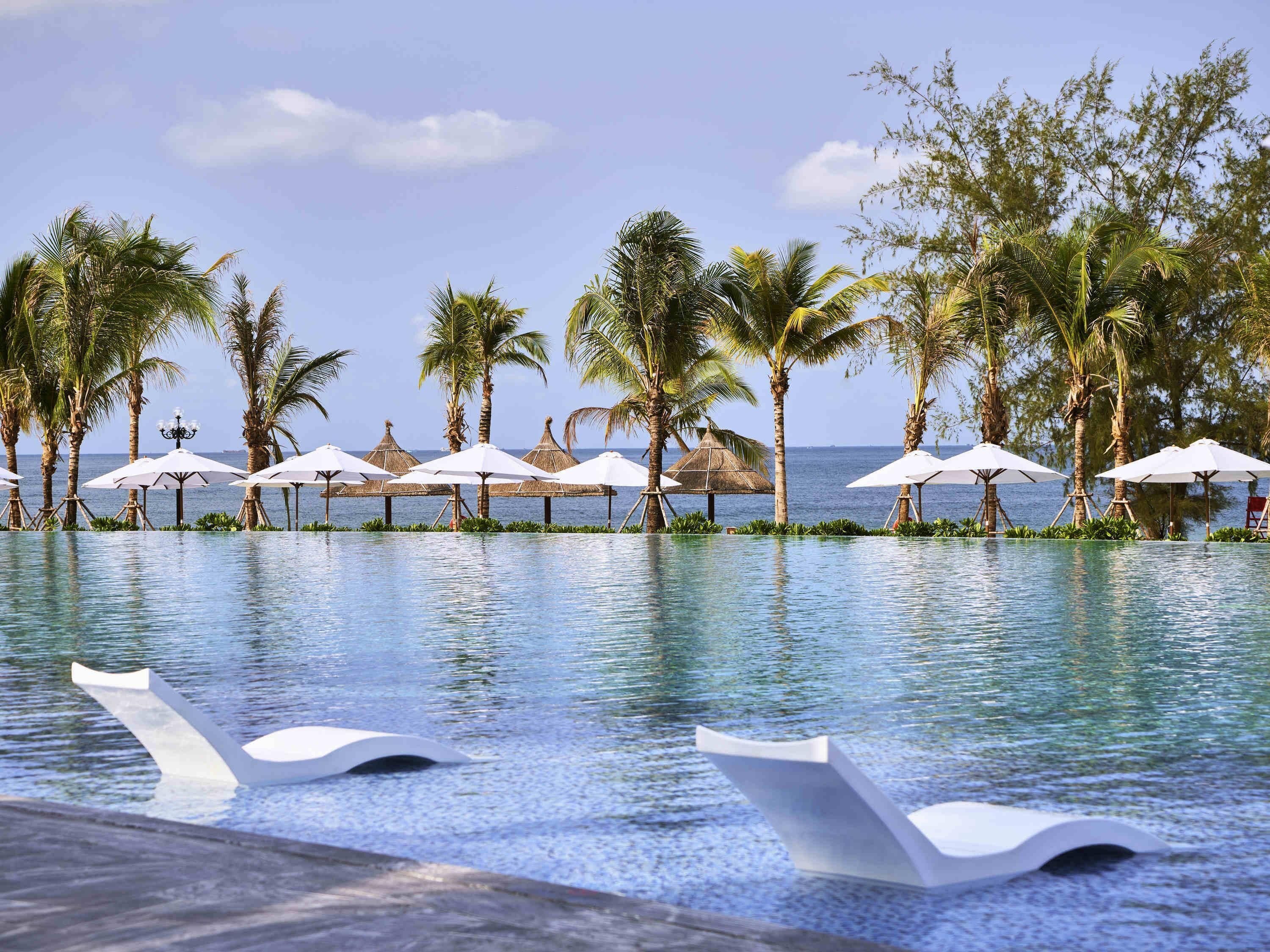 2 piscines extérieures, chaises longues