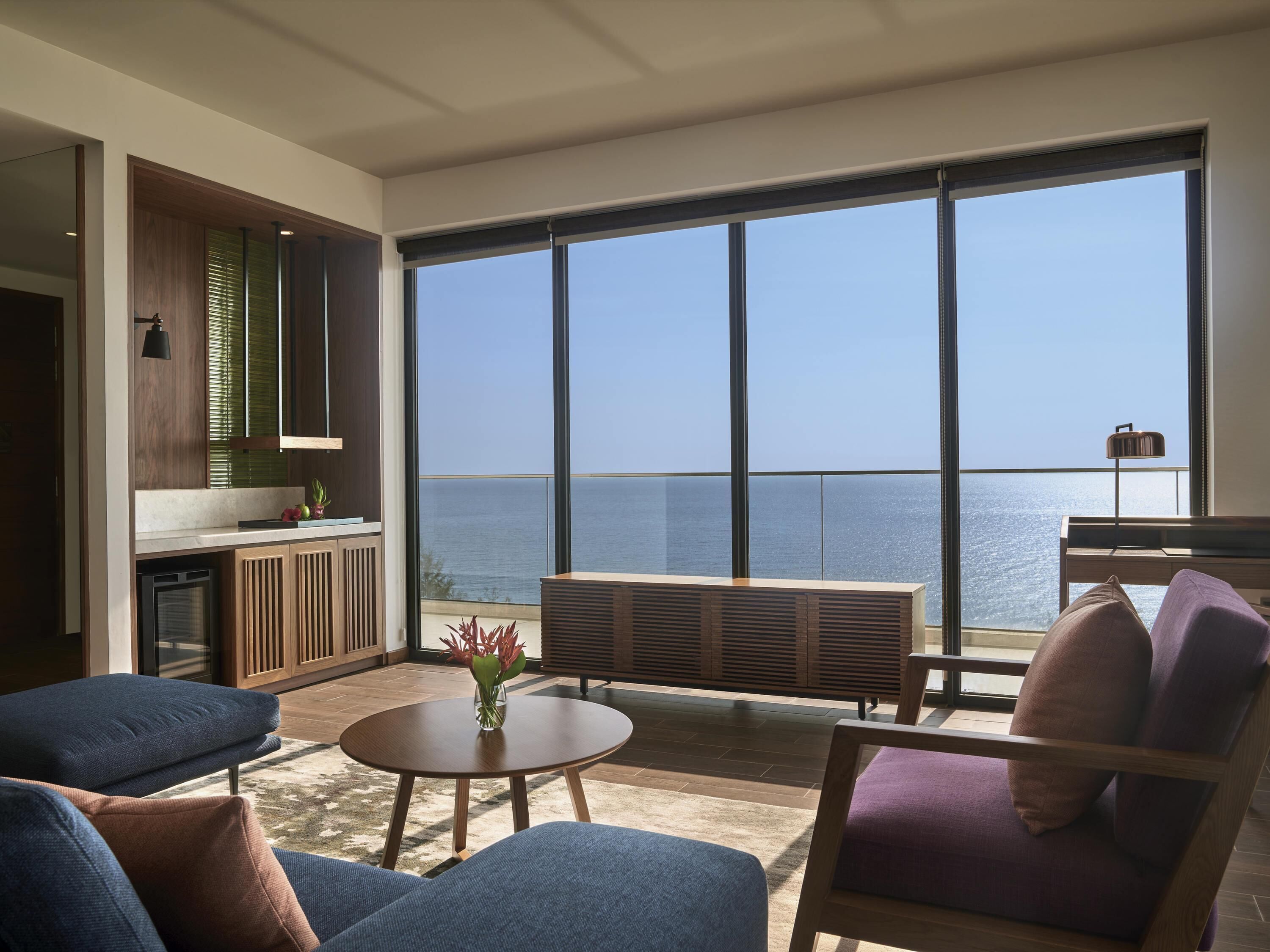 Suite, balcón, vista al mar | Ropa de cama de alta calidad, edredón y minibar 