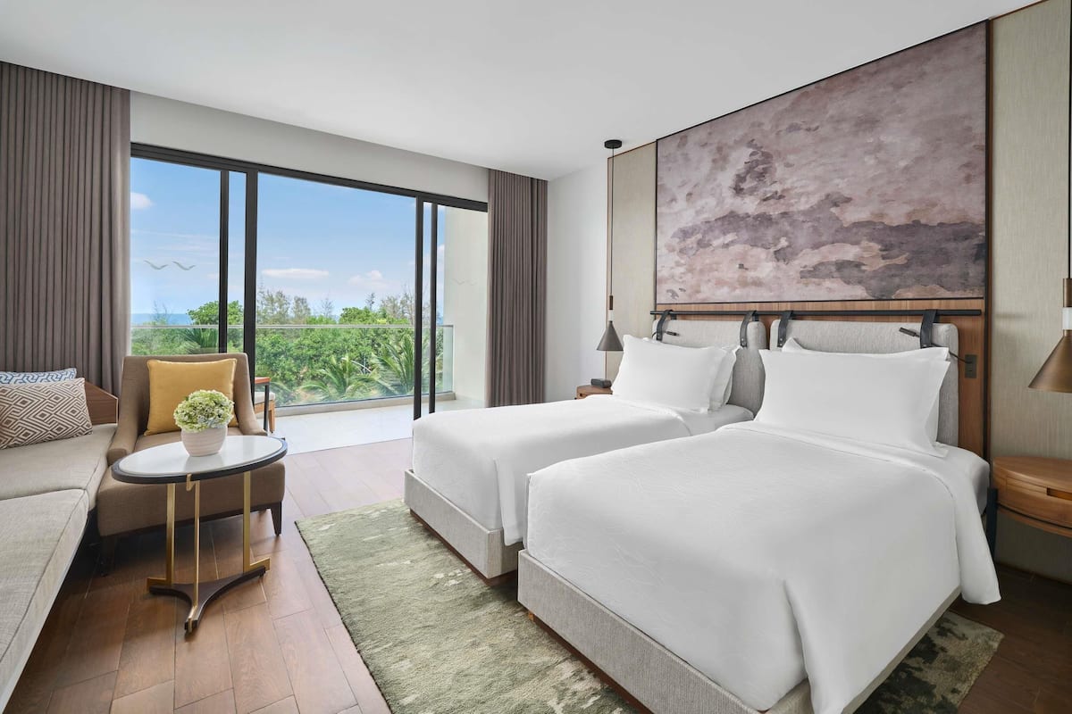 Habitación superior con 2 camas individuales, 2 camas individuales, balcón, vista al jardín | Ropa de cama de alta calidad, edredón y minibar