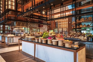 Daily buffet breakfast (VND 550000 per person)