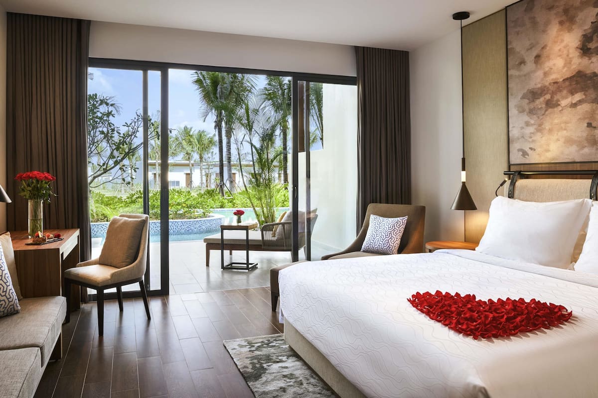 Superior Room, 1 King Bed, Pool Access