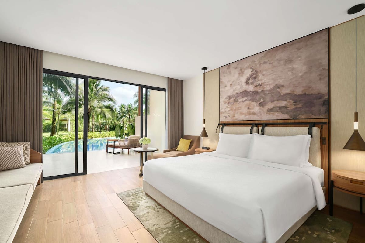 Habitación superior, 1 cama King size, acceso a la alberca | Ropa de cama de alta calidad, edredón y minibar