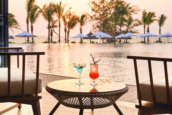 4 restaurants; breakfast, lunch and dinner served