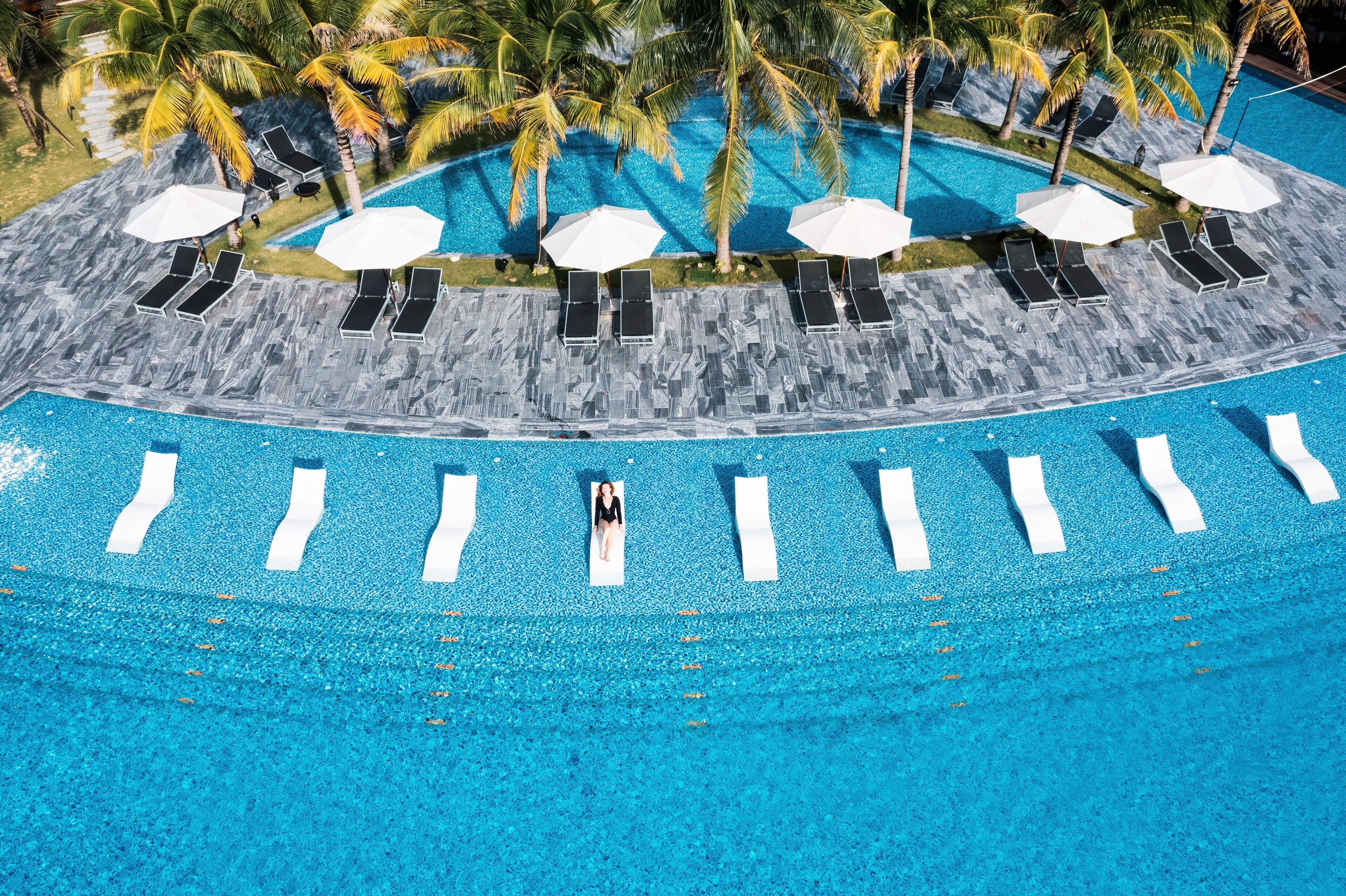 2 outdoor pools, open 7:00 am to 7:00 pm, pool loungers