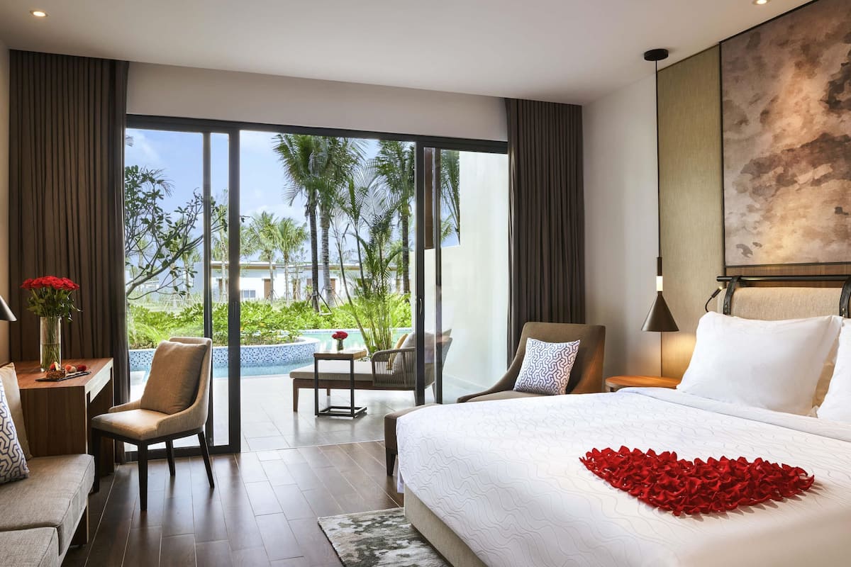 superior room, 1 king bed, pool access | 1 bedroom, premium bedding, down duvets, minibar