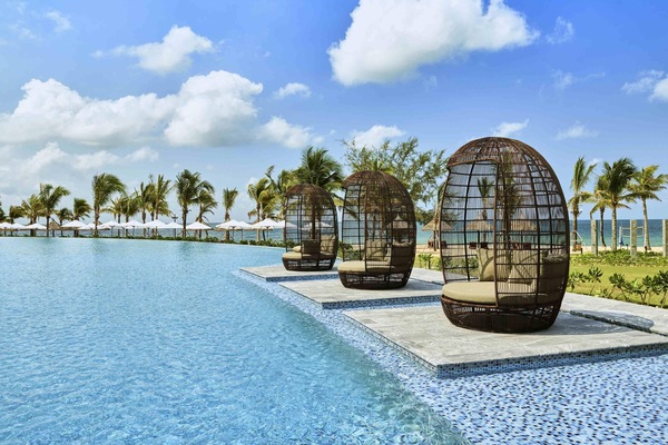 2 outdoor pools, open 7:00 AM to 8:00 PM, free pool cabanas