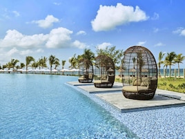 2 piscinas al aire libre, camas de piscina gratis, sombrillas