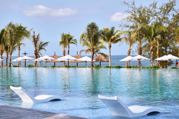 2 outdoor pools, open 7:00 AM to 8:00 PM, free cabanas, pool umbrellas