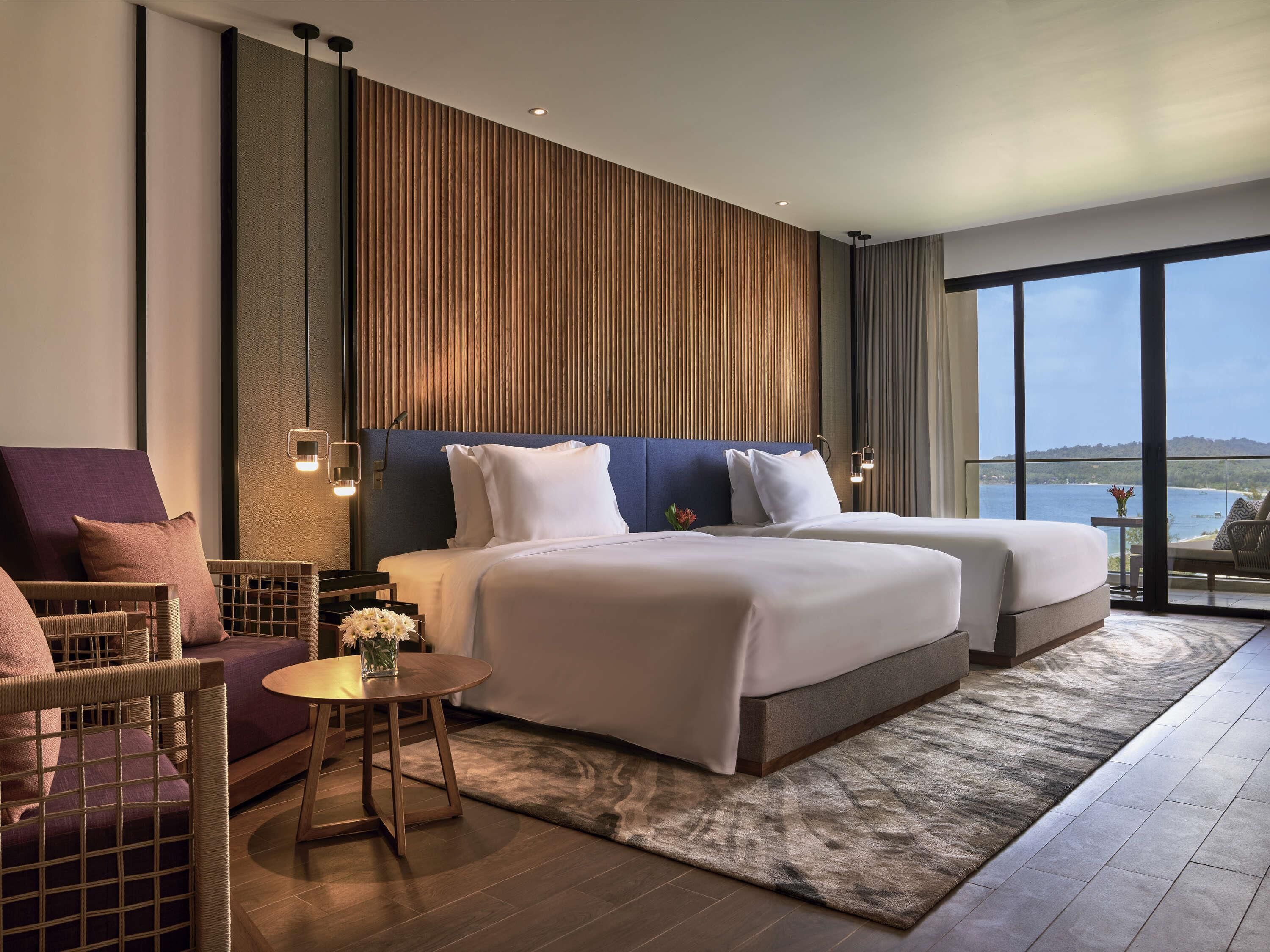 Habitación familiar, balcón (Deluxe) | Ropa de cama de alta calidad, edredón y minibar 