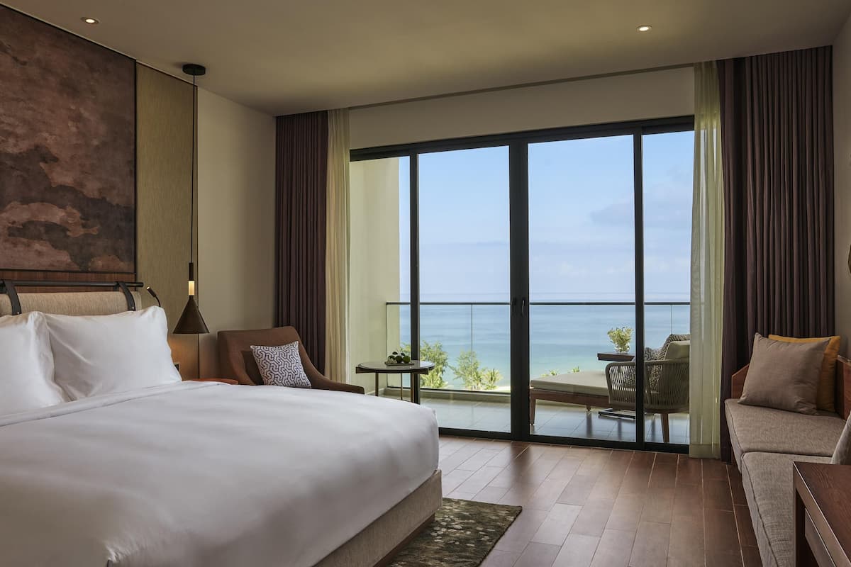 Superior Room, 1 King Bed, Balcony, Sea View | Premium bedding, down duvets, minibar, in-room safe