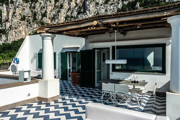 تناول الطعام بالخارج